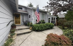 240 11TH St, Florence, OR 97439