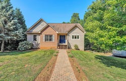 400 HARBOR LANDING DR, Moneta, VA 24121