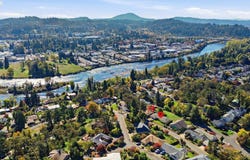 682 SUNSET Dr, Springfield, OR 97477