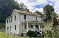 869 Coopers St, BRAMWELL, WV 24715