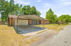 140 E Plum Avenue, De Leon, TX 76444