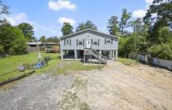 32027 Pats Ln, Springfield, LA 70462