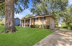 804 SE 13th Street, Oak Grove, MO 64075