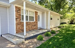 904 S Oak Ridge Drive, Aurora, MO 65605