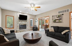 402 Windsor Dr, Solon, IA 52333