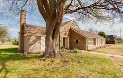 1822 Comanche Trl, Enid, OK 73703