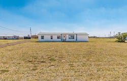 300 10th Street, Claude, TX 79019