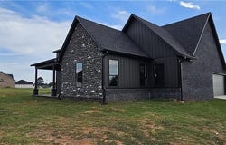 400 Waggoner LN, Barling, AR 72923