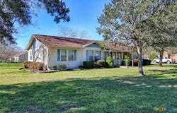122 Ave E, Shiner, TX 77984