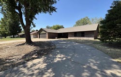 1402 Cansler Dr, Enid, OK 73703