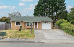 821 KEVIN Pl, Brookings, OR 97415