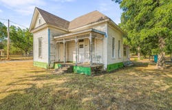 208 S Harrison Street, Pilot Point, TX 76258