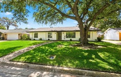 305 Brookview Drive, Hurst, TX 76054