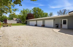 435 S 4TH STREET, Winthrop, IA 50682