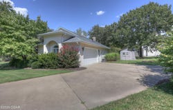 208 Wedgewood Circle, Carl Junction, MO 64834