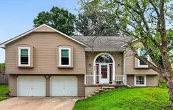 416 NE Fox Trail Drive, Blue Springs, MO 64015