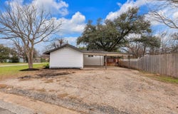 1709 Cecelia St, Taylor, TX 76574
