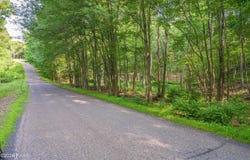 High Ridge Ct, Dingmans Ferry, PA 18328