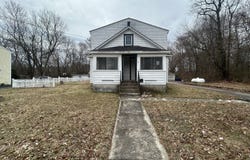 17 Comstock Avenue, Waterford, CT 06382