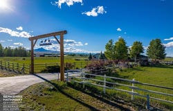 39 Nez Perce Dr, Cody, WY 82414