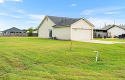 407 E Pietzsch St, Bartlett, TX 76511