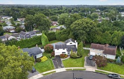 33 Phipps Lane, Plainview, NY 11803