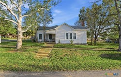 211 E 4th Street, Nixon, TX 78140