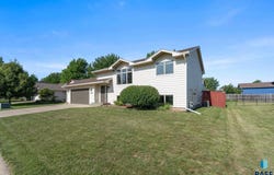 5621 S Southwind Ave, Sioux Falls, SD 57108