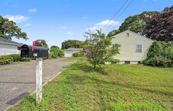 257 Elizabeth Avenue, Holbrook, NY 11741