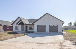 1218 9th Street, Hull, IA 51239