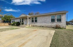 309-311 Lilac Drive, Granbury, TX 76049