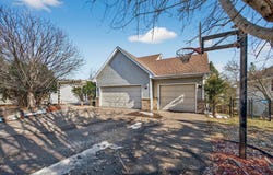 2970 Western Avenue N, Roseville, MN 55113