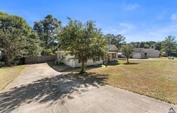 200 crestwood Circle, Centerville, GA 31028