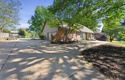 205 NW Hillcrest Lane, Lee's Summit, MO 64063
