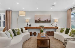 2 CIRCLE Drive, Syosset, NY 11791