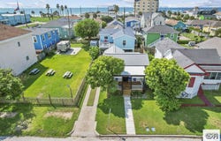2811 Q 1/2, Galveston, TX 77550
