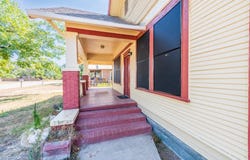 802 E Crockett St, Luling, TX 78648