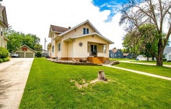 602 1st St, Hull, IA 51239