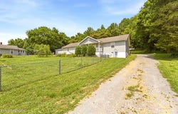 633 Russell Ave, Harriman, TN 37748