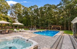 81 S COUNTRY RD, Westhampton Beach, NY 11978