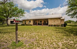 2657 W Sabinal Road, Utopia, TX 78884