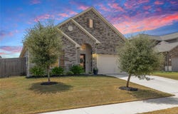 521 Hendelson Ln, Hutto, TX 78634