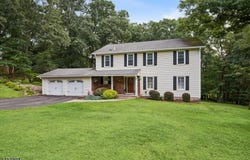 19 Mohawk Ave, Hopatcong Boro, NJ 07843-1943
