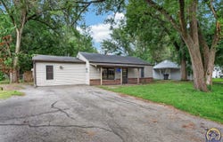 2530 SW Hillcrest RD, Topeka, KS 66614
