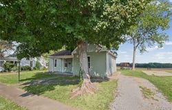606 S E, Pinckneyville, IL 62274