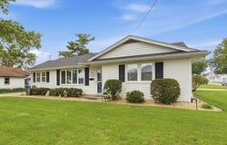 1121 3rd Avenue, De Witt, IA 52742