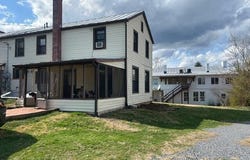 220 S Main St, Lexington, VA 24450