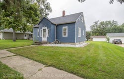 1326 3rd St, Hull, IA 51239
