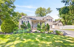 21 Karyn Terrace E, Middletown, NJ 07748