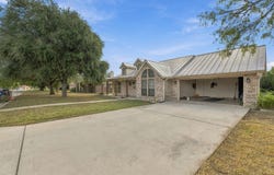 2117 HACKBERRY DR, Uvalde, TX 78801